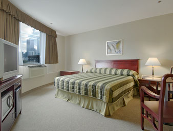 Hotel Super 8 Downtown Toronto-Habitacin doble con microondas y nevera